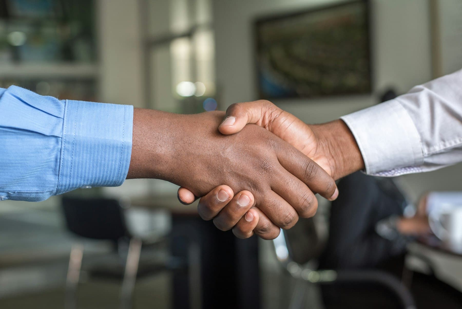 Geschäftlicher Handschlag zwischen zwei Partnern